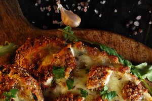 Garlic bread cu șnițel crocant – rețeta simplă care te cucerește prin savoare