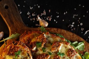 Garlic bread cu șnițel crocant – rețeta simplă care te cucerește prin savoare