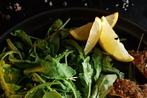 Șnițel în crustă de pâine, cu salată - Rețeta simplă și savuroasă