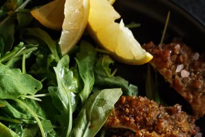 Șnițel în crustă de pâine, cu salată - Rețeta simplă și savuroasă