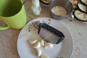 Rondele de vinete, cu sos de usturoi și smântână - Rețeta simplă și gustoasă
