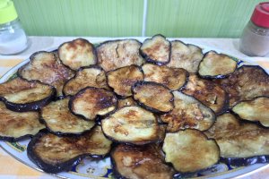 Rondele de vinete, cu sos de usturoi și smântână - Rețeta simplă și gustoasă