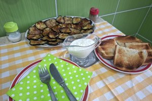 Rondele de vinete, cu sos de usturoi și smântână - Rețeta simplă și gustoasă