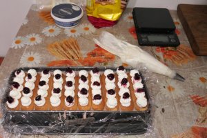 Desert cu cirese din dulceata de cirese negre amare