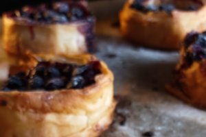 Mini tarte cu cremă de iaurt și afine - Rapide și delicioase