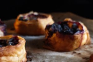 Mini tarte cu cremă de iaurt și afine - Rapide și delicioase