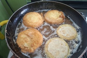 Rondele de ceapa pane, la tigaie – delicioase si simplu de facut