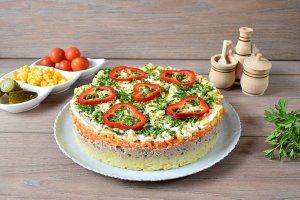 Salata in straturi cu legume si ton - Reteta savuroasa si plina de culoare