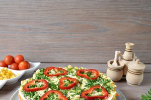 Salata in straturi cu legume si ton - Reteta savuroasa si plina de culoare