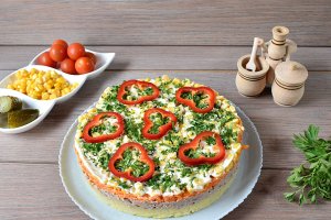 Salata in straturi cu legume si ton - Reteta savuroasa si plina de culoare