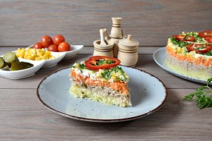 Salata in straturi cu legume si ton - Reteta savuroasa si plina de culoare