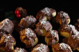 Cornulețe cu alune de pădure, cremă de fistic și ciocolată - Fragede și delicioase