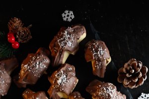 Cornulețe cu alune de pădure, cremă de fistic și ciocolată - Fragede și delicioase