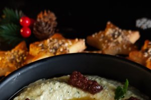 Cremă de brânză cu măsline și usturoi - Rețeta de aperitiv rapid și savuros