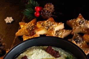 Cremă de brânză cu măsline și usturoi - Rețeta de aperitiv rapid și savuros