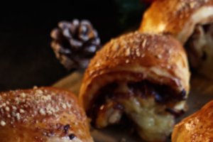 Rulouri cu ceapă caramelizată și brânză Camembert - Aperitiv rapid și gustos