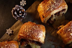Rulouri cu ceapă caramelizată și brânză Camembert - Aperitiv rapid și gustos