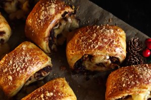 Rulouri cu ceapă caramelizată și brânză Camembert - Aperitiv rapid și gustos