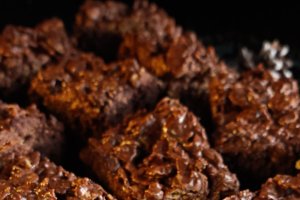 Prăjitura cu ciocolată și fulgi de porumb - Deliciu însiropat și cu o crustă crocantă