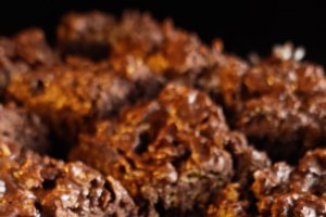 Prăjitura cu ciocolată și fulgi de porumb - Deliciu însiropat și cu o crustă crocantă