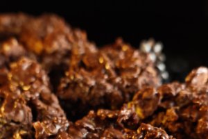 Prăjitura cu ciocolată și fulgi de porumb - Deliciu însiropat și cu o crustă crocantă