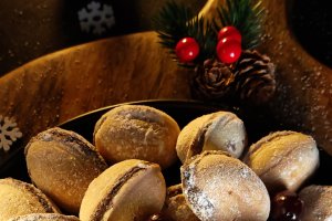 Nuci umplute cu cremă de cacao - Deliciul fraged al copilăriei