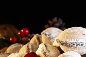 Nuci umplute cu cremă de cacao - Deliciul fraged al copilăriei