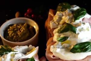 Bruschete cu pesto de fistic, mortadella și burrata - Rețeta ușoară și plină de savoare