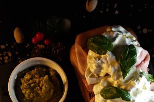 Bruschete cu pesto de fistic, mortadella și burrata - Rețeta ușoară și plină de savoare
