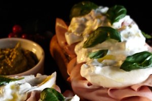 Bruschete cu pesto de fistic, mortadella și burrata - Rețeta ușoară și plină de savoare