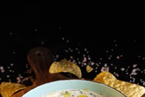 Cremă de brânză cu usturoi și nachos - Rețeta perfectă pentru un snack gustos