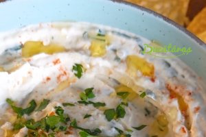 Cremă de brânză cu usturoi și nachos - Rețeta perfectă pentru un snack gustos