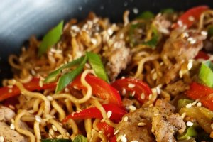 Noodles cu carne tocată de curcan - Un preparat rapid, gustos și plin de aromă