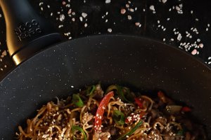 Noodles cu carne tocată de curcan - Un preparat rapid, gustos și plin de aromă