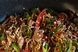 Noodles cu carne tocată de curcan - Un preparat rapid, gustos și plin de aromă