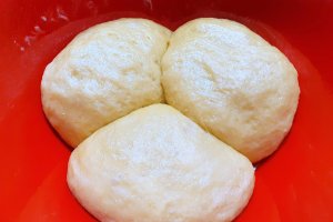 Cozonaci impletiti, umpluti cu cacao, stafide, nuci si mult rahat
