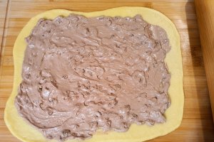 Cozonaci impletiti, umpluti cu cacao, stafide, nuci si mult rahat