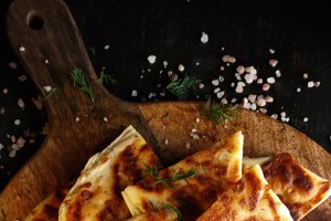 Plăcinte cu mozzarella, kefir și mărar - Rapide și delicioase