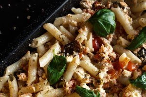 Paste cu somon, brânză feta și roșii cherry - Rețeta care te va cuceri prin savoare