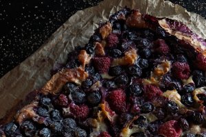 Plăcintă cu cremă de lămâie și fructe de pădure - Rețeta rapidă și delicioasă