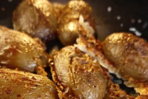 Cartofi cu parmezan la cuptor - Rețeta simplă și savuroasă