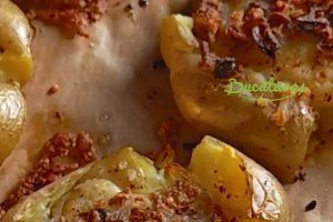 Cartofi zdrobiți, cu mozzarella - Rețeta simplă și savuroasă