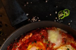 Shakshuka cu gorgonzola și salam chorizo - Rețeta savuroasă și rapidă