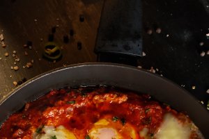 Shakshuka cu gorgonzola și salam chorizo - Rețeta savuroasă și rapidă