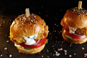 Burger cu halloumi - Rețeta rapidă și savuroasă