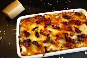 Cremă de brânză cu cheddar și bacon - Rețeta savuroasă la cuptor