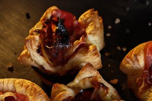 Coșulețe cu Camembert și prosciutto – aperitiv rapid și delicios
