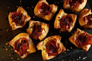 Coșulețe cu Camembert și prosciutto – aperitiv rapid și delicios