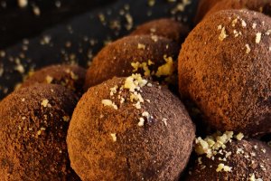 Bomboane de post cu biscuiți și nucă – desert simplu, rapid și delicios