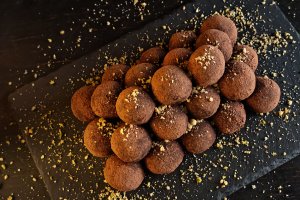 Bomboane de post cu biscuiți și nucă – desert simplu, rapid și delicios